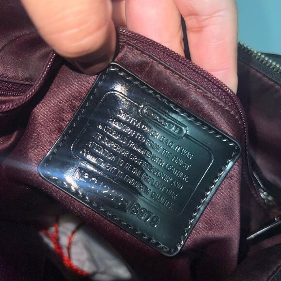 This is a Coach Poppy Signature Tote bag in gray sateen with black patent leathe - Picture 3 of 4